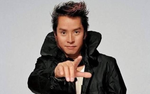 「谭咏麟」他是流行乐坛代表人物之一，如今69岁的他，事业成功家庭恩爱