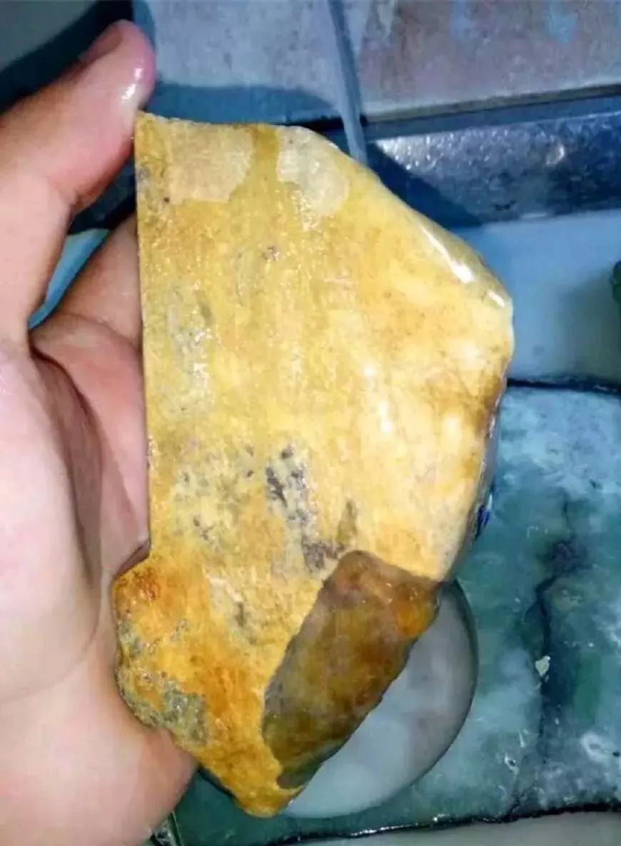 「翡翠」3000块买的原石，切出的双彩翡翠，雕刻成品出来后靓瞎众人！