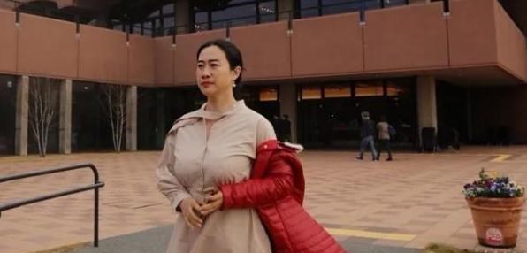 芙蓉姐姐|网红鼻祖芙蓉姐姐近照曝光，43岁资产过亿，独自带娃瘦成气质美女