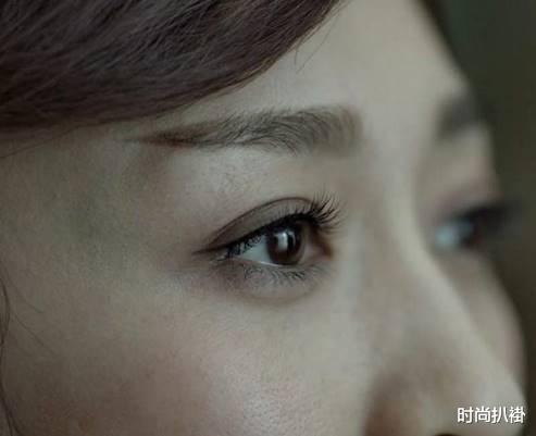 马鞭草 李小冉也太招“仇恨”了，44岁脸上一点暗沉没有，完美的牛奶色肌肤