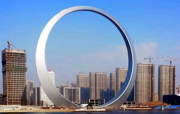 |如果围绕地球赤道做一个离地1米钢圈，它会落地还是悬浮起来？