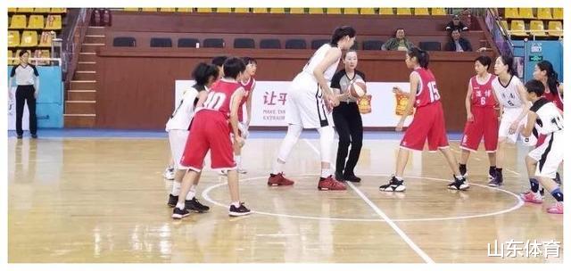 【姚明】济南出了个“女姚明”,13岁身高2.21米,父母身高皆两米以上