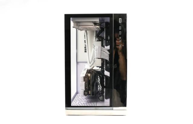 名人堂|见证信仰的力量：用白色构建一台名人堂主机