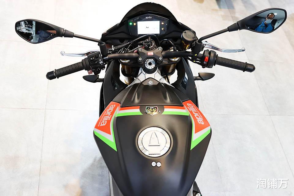 「奥迪A6L」阿普利亚最强街车 前后电子悬挂+定风翼 轻松突破299km/h