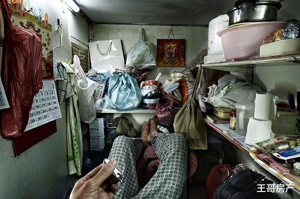 @看过香港“棺材房”你还敢说穷?一家子住4平,连马桶都在厨房!