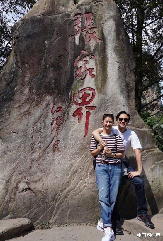 袁咏仪|网友偶遇张智霖夫妇吃火锅，49岁袁咏仪素颜仍白到发光