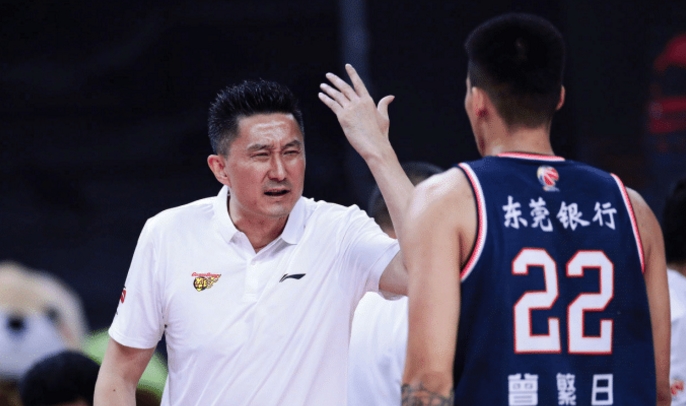 「杜锋」小将犯错，杜锋暴跳如雷，易建联犯错时，谁注意到杜锋的反应