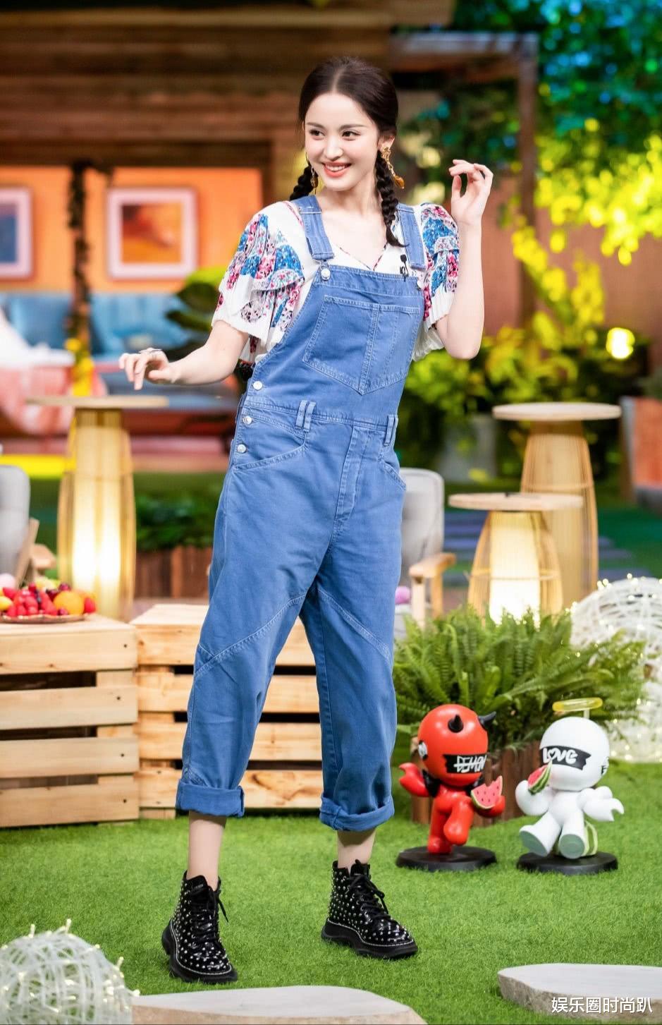 古力娜扎■娜扎172的身高,鞋子看起来却只有35码,这脚也太迷你了吧!