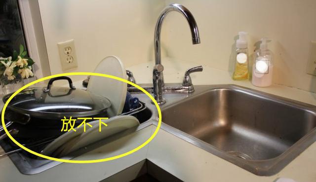 【】同样都是小厨房，他家把水槽挪到橱柜拐角处，见缝插针放下3个槽