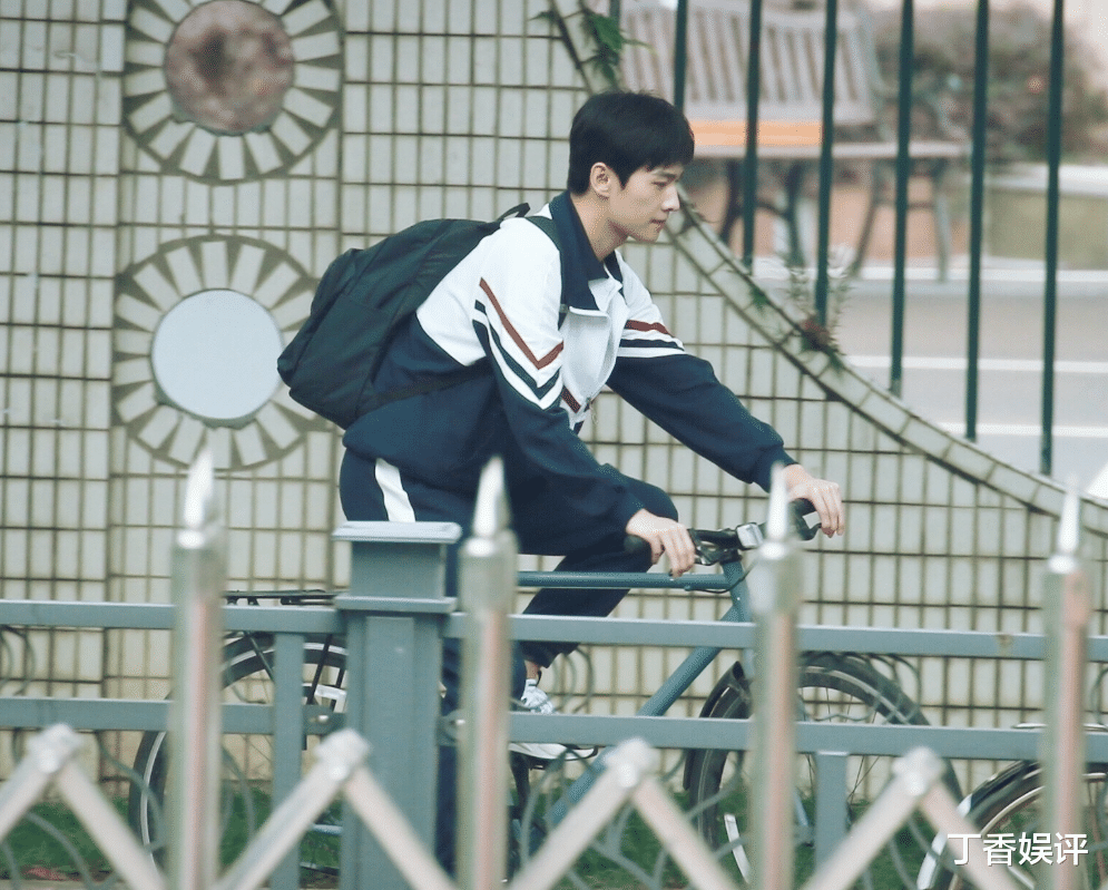 杨洋|《你是我的荣耀》校服路透，杨洋帅气梦回“肖奈”，热巴却很违和