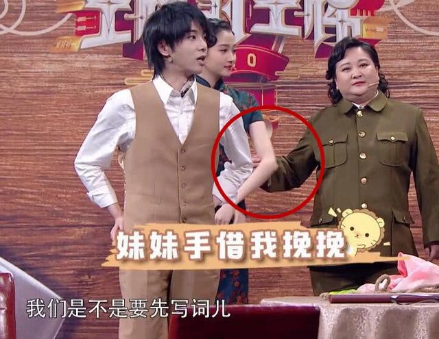 关晓彤：贾玲伸手要挽关晓彤胳膊，有谁注意晓彤的反应？