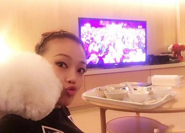 「」容祖儿晒出自己在香港的家，起码价值一个亿，如今活出少女范