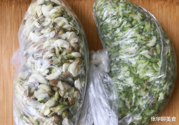 【槐花】又到吃槐花的季节，教你2个储存方法，全年都能吃到鲜槐花！
