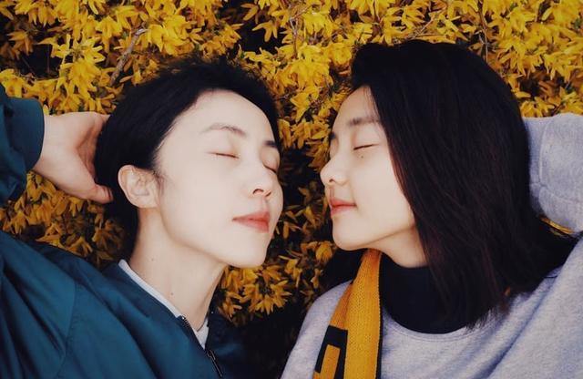 孙莉|多多晒黑白写真叹人生哲理，玫瑰花遮目，泪痣抢镜，宛若年轻孙莉