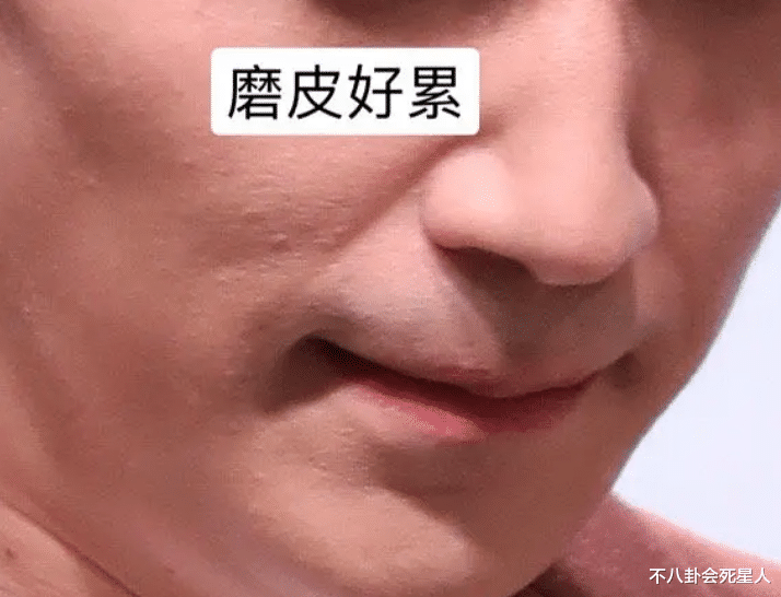 易烊千玺|炮姐脱粉回踩爆出的生图:易烊千玺脸部崎岖,王一博牙黄下巴突出