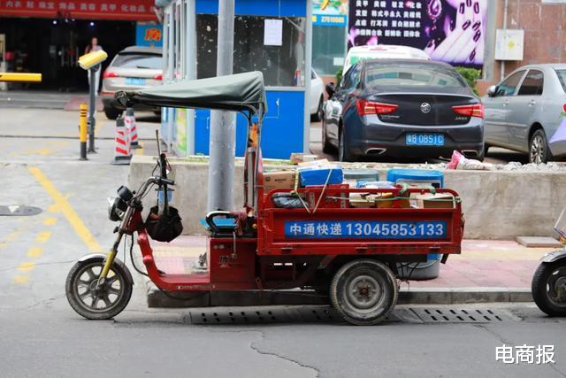 求职|假人安检员系摆拍？快递网点的艰难处境却是实情！