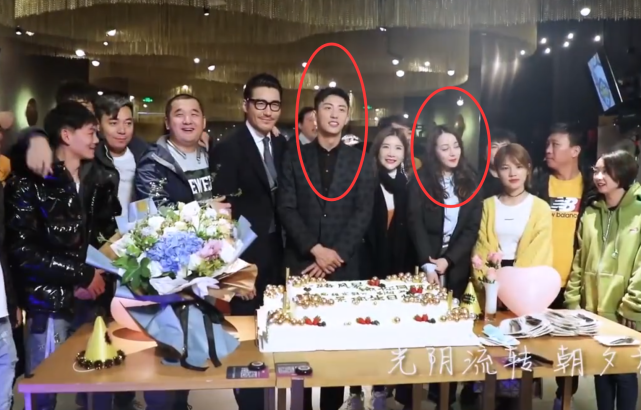 「迪丽热巴」黄景瑜和热巴合照,表面两人距离很近,手部动作却“避嫌”明显