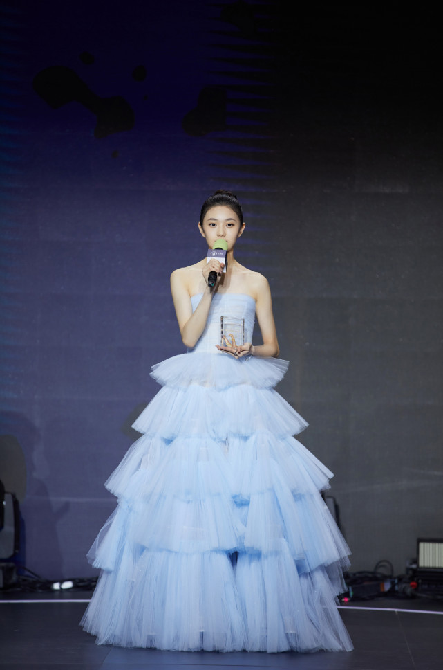新謀女郎劉浩存亮相活動現場，穿冰藍色紗裙，美成白天鵝-圖4