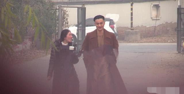 朱丹|朱丹带女儿拼乐高钢琴,身怀二胎仍四肢纤细,豪宅临江风景壮观