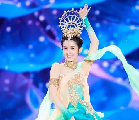 『新疆维吾尔自治区』把三位新疆美女最好看的五官合一起,看到成品,这颜值简直超越原主!
