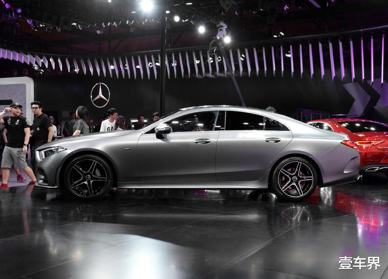 奔驰cls级■最美奔驰换代后销量惨淡，299马力配9AT，看完价格后转身换奥迪