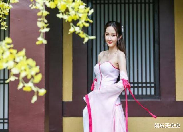 【文梦洋】她被称“烂片女王”，出道13年不火，如今却靠身材火了