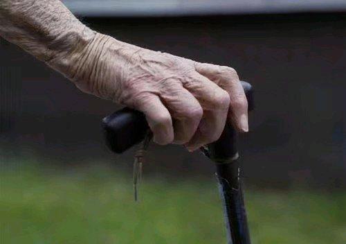 话晴空|独居老人摔倒阳台敲盆呼救4昼夜：多年养大的女儿还不如一只盆，20天没来看他