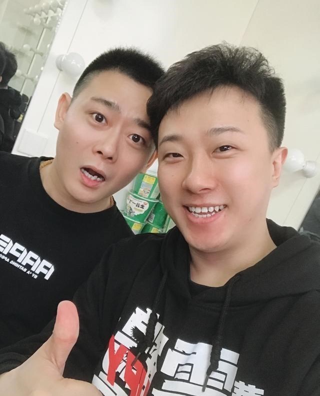 德云社：德云社时兴旧照片贺寿，孟鹤堂起了头却不敢怼栾队，史爱东变化大