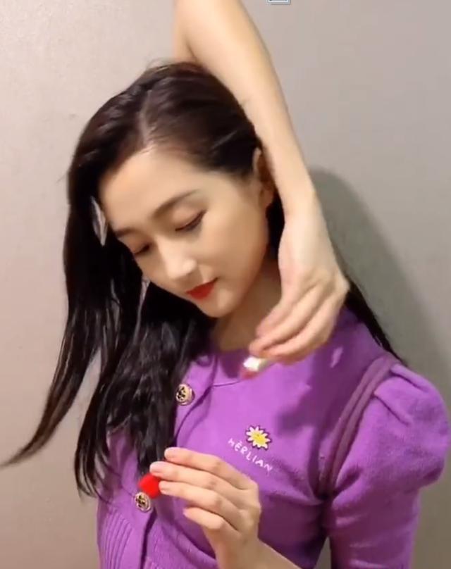 「关晓彤」娱乐圈的女星为了证明自己有多瘦用碗和口红,看看有多拼