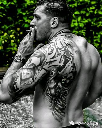 汤姆·哈迪：一张图告诉你，毒液的背部肌肉有多牛！