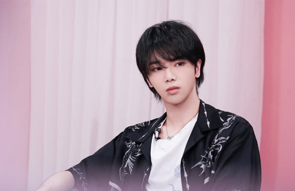 关晓彤@关晓彤: 我173, 华晨宇: 我也173, 看到鞋底: 谁在说谎, 一目了然