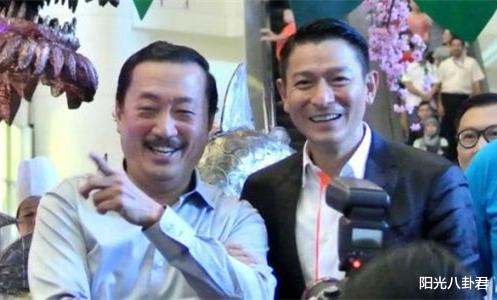 朱丽倩▲刘德华小舅子晒全家福庆生,朱丽倩妹妹挺孕肚出镜,比朱丽倩洒脱