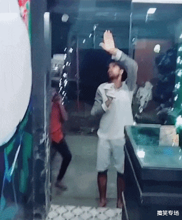 |“下班回家看到大妈坐在别人腿上，画面有点尴尬”哈哈哈哈