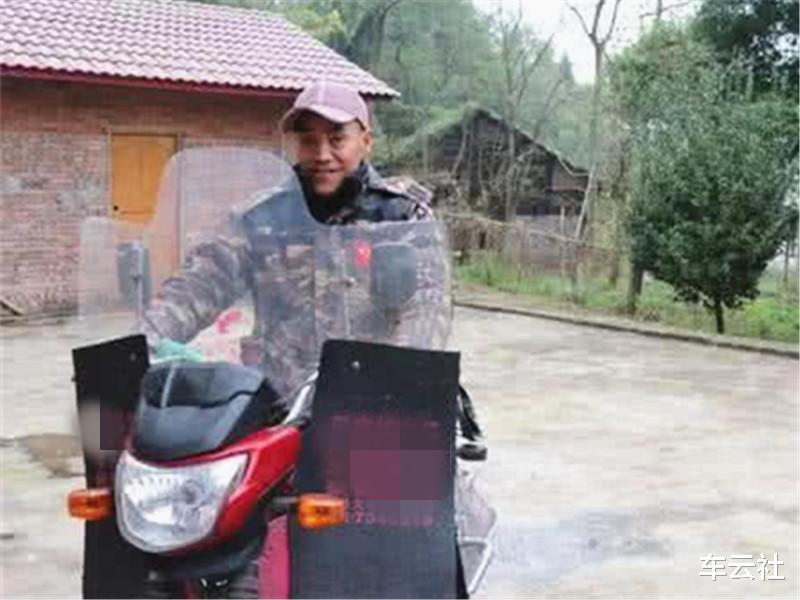 奥迪|56岁“光头强”成过气网红，奥迪换成摩托车，娇妻扭头就离开了！