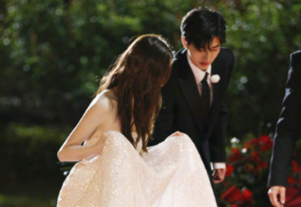 [Angelababy]跑男：蔡徐坤腰超瘦不输Angelababy，为baby提裙子超绅士