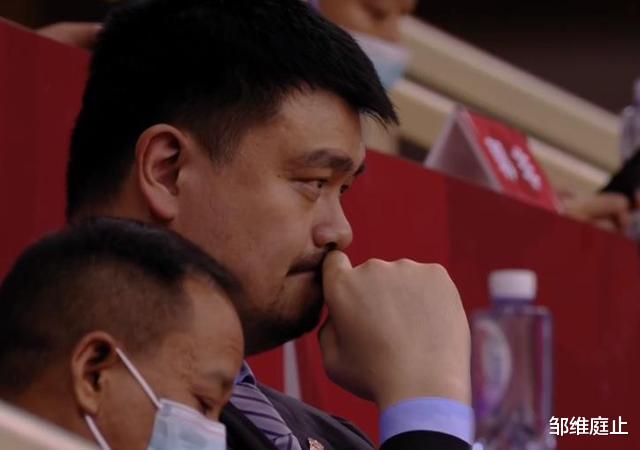 姚明|卫冕冠军遭吊打,杜锋一到暂停就开骂,谁注意到姚明的举动