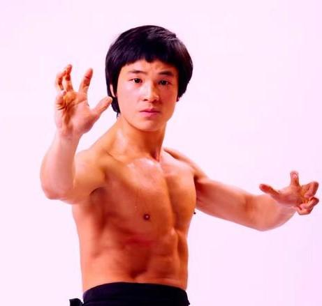 成龙▲指责李连杰、赵本山抛弃妻子，取笑成龙，网红男想出名想疯了！