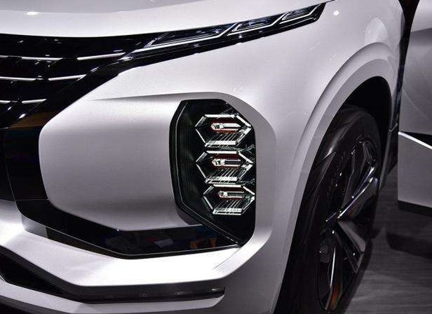 『新车』三菱再亮“新战将”，双色车身比卡宴漂亮，配对开门+隐藏式门把