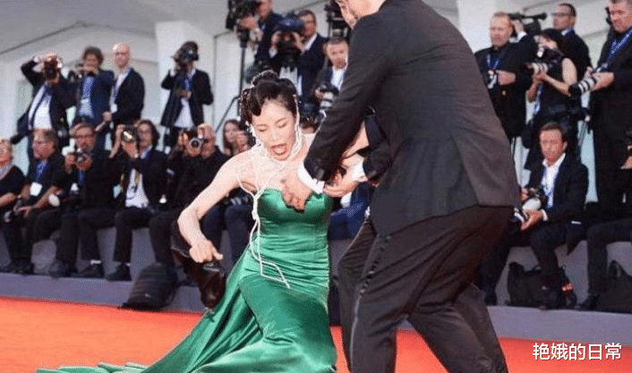 娱乐圈|“蹭红毯”被发觉的4位女星，每个都无比尴尬，这是谁给你们的勇气？