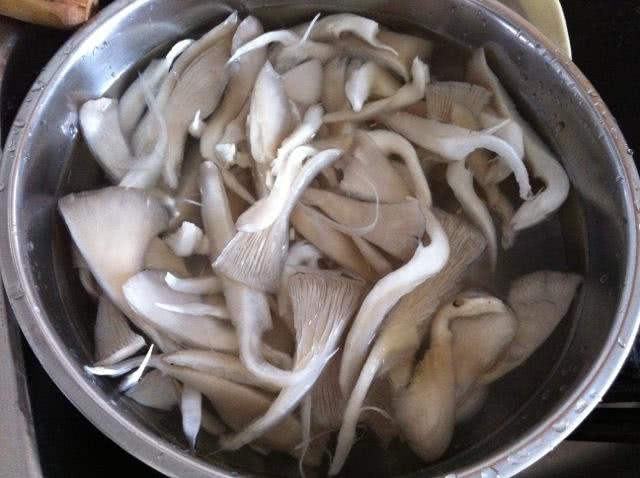 【平菇】夏季，多给家人喝此汤，营养丰富，鲜香嫩滑，孩子吃了长个头