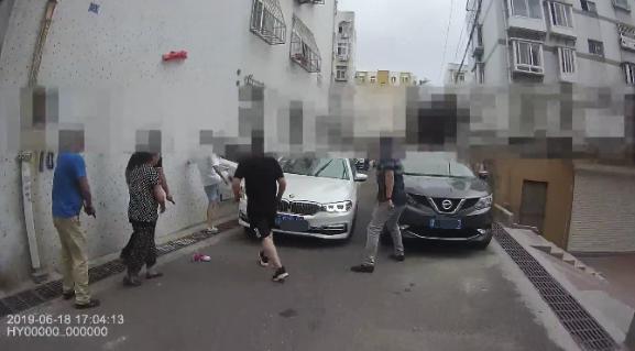 民警@小区内民警开枪击中毒贩,却未见血迹