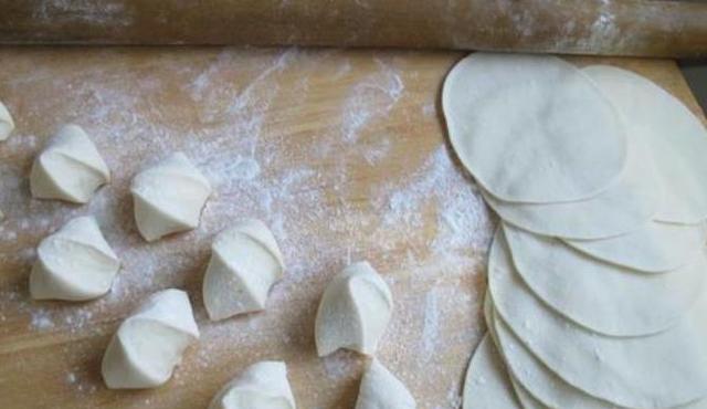 蒸包子，不要再放碱了，换成它，蒸好后又白又软，又香又甜还筋道