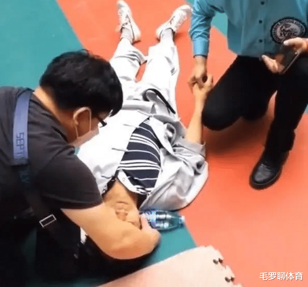 [马保国]曝马保国赛前赛后鲜明对比，淡定喝水显大师风范，被打晕3人急救