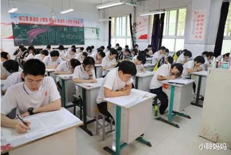 『女孩』那个12年前高考因忘涂答题卡，下跪求给时间的女孩，后来咋样了