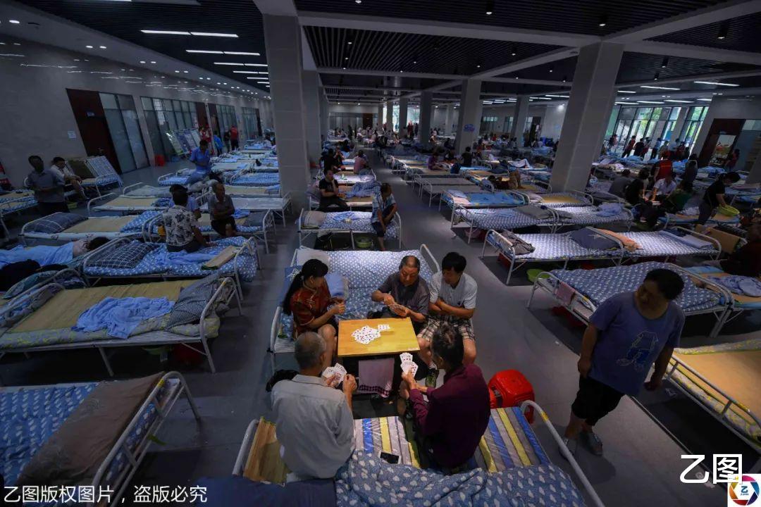 合肥|又见“方舱”：巢湖分洪14万人转移，学校体育馆8小时搭千张床铺
