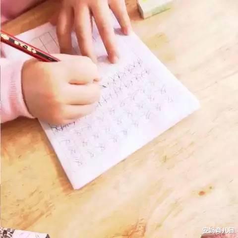 「书法」中学生为学校“题写校名”，用笔精到，矫若惊龙，老师们赞叹不已