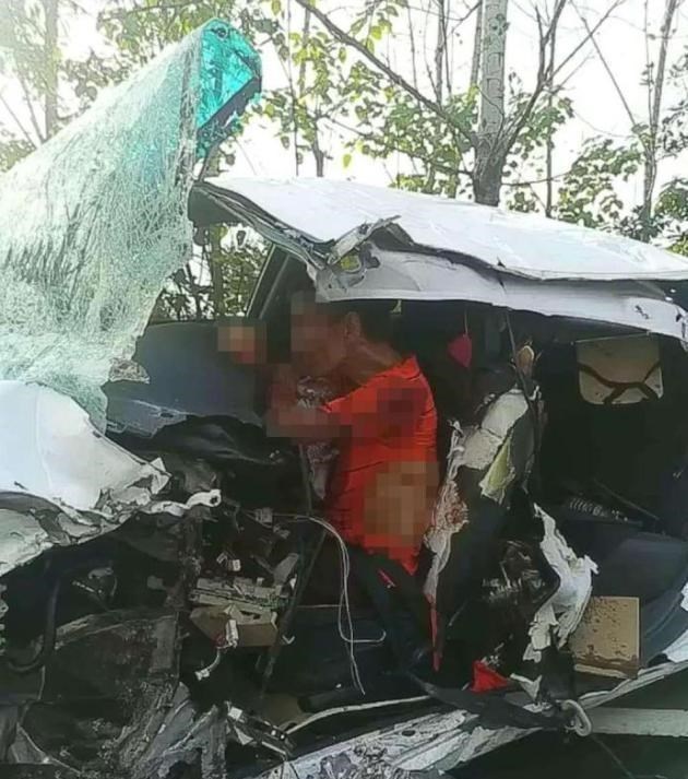 比亚迪|一辆大客车与比亚迪相撞，比亚迪被“砍”成两半，司机只被擦伤