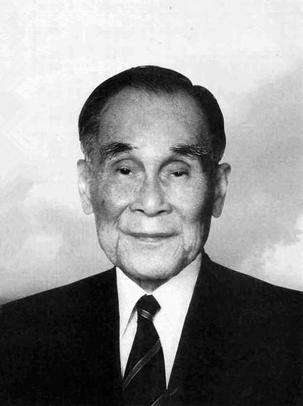 趣观历史|他以国葬规格下葬，上千亿身家尽数上交国家，儿子开出租车为生