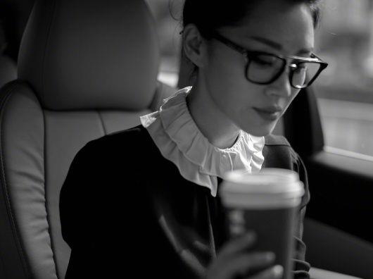 49岁许晴穿灰色连体裤亮相，穿出时尚大片感，网友：气质真好