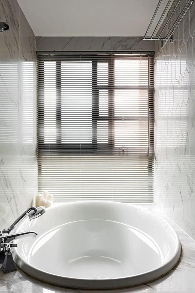 「」131㎡现代轻奢，横厅格局，过道做电视墙，隐形门的设计真漂亮